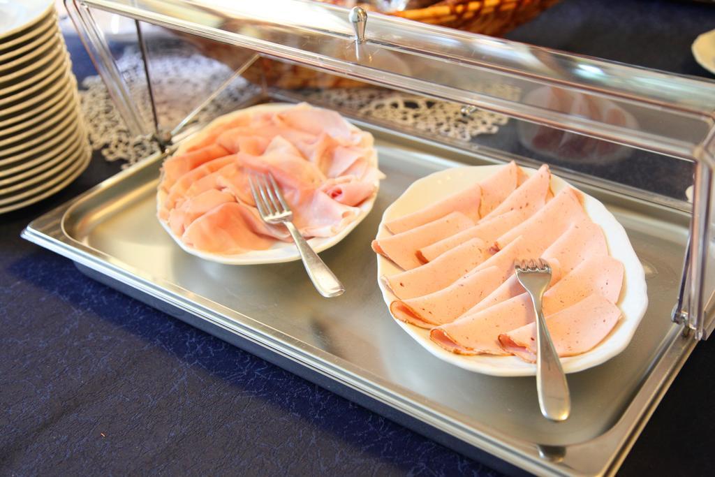 帕帕餐厅酒店 佩斯基耶拉德加达 外观 照片